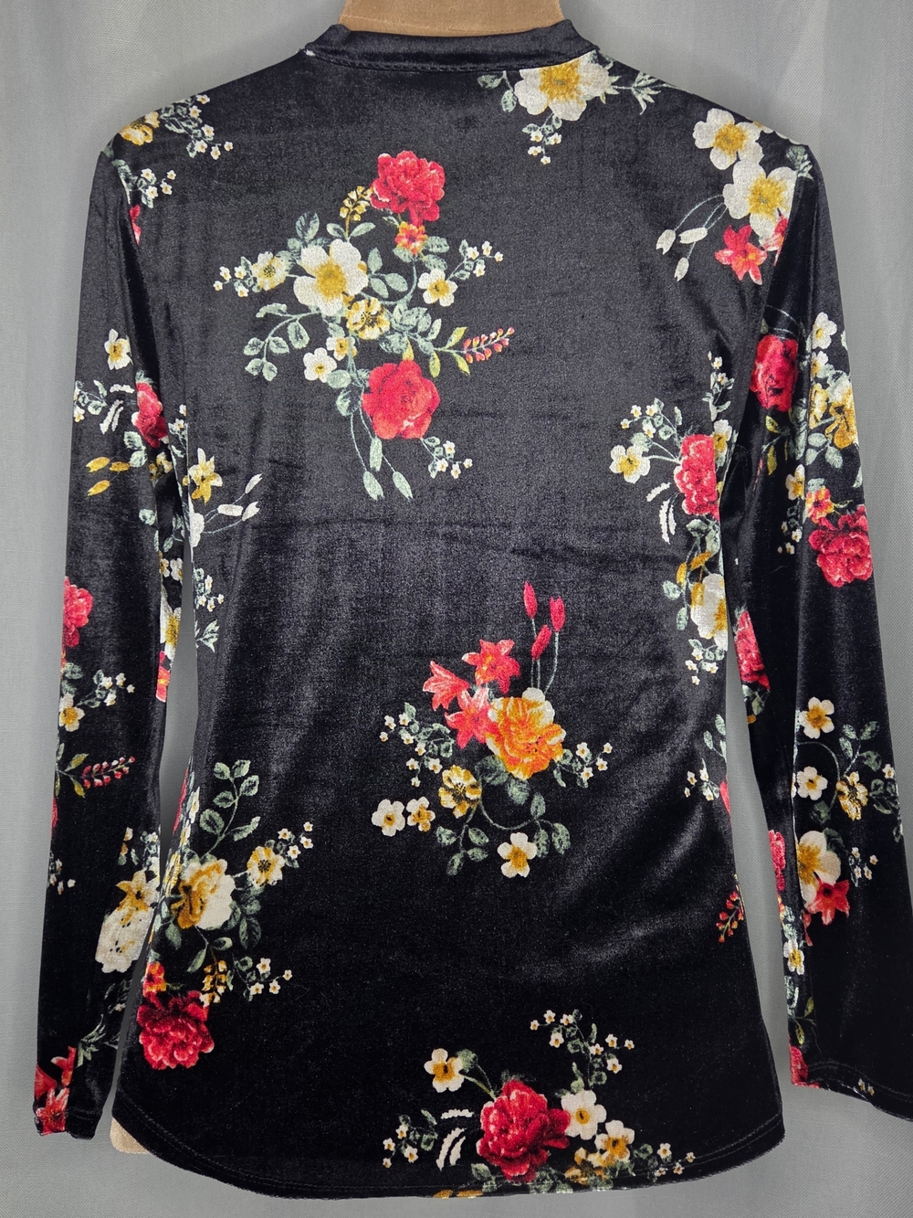 Women’s Black Floral Velvet Cutout Long-Sleeve Top By No Boundaries Size Large - Picture 4 of 9